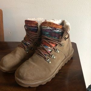 Women’s Size 9 Ugg Lace-up Classic Boot.